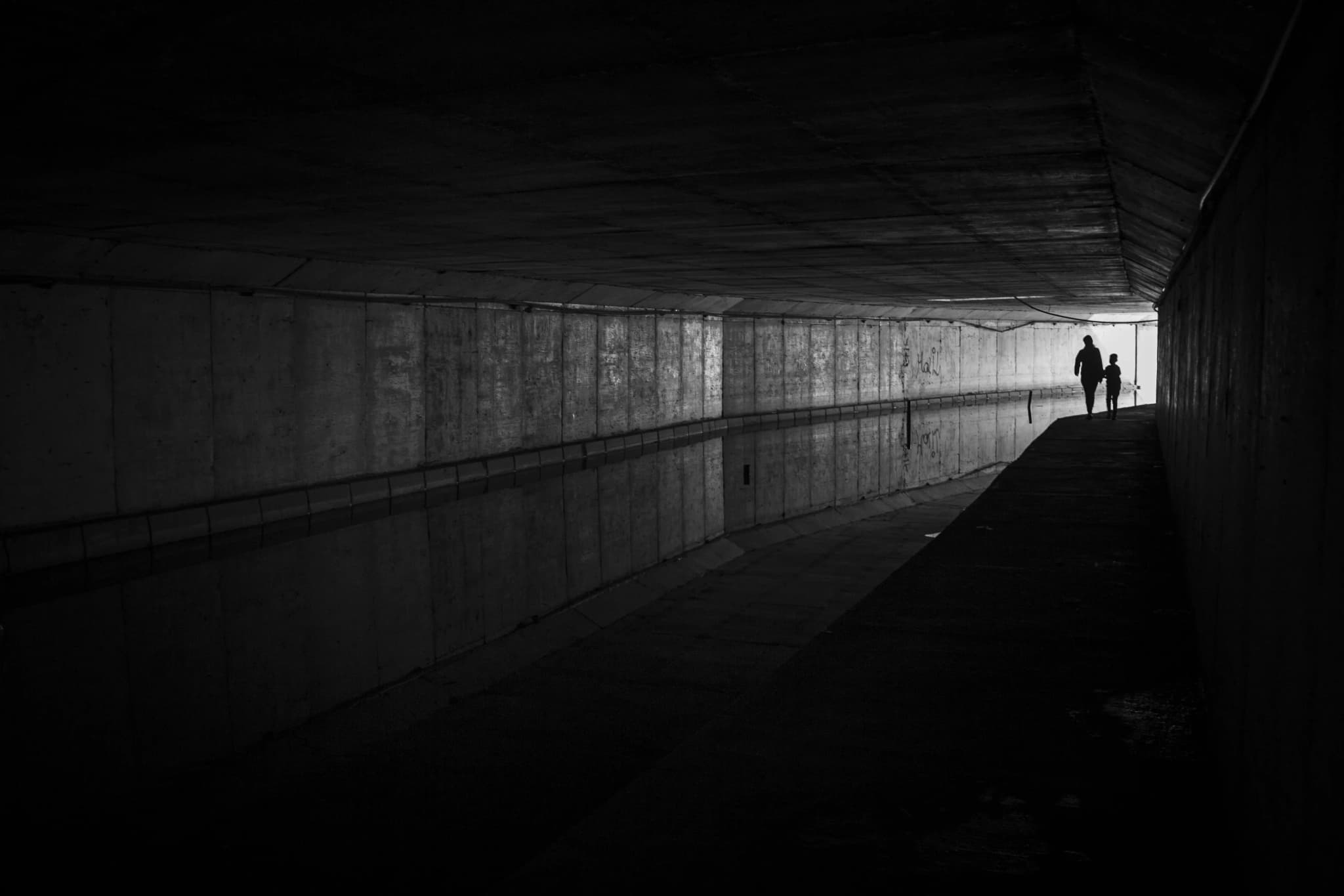 Túnel oscuro con personas